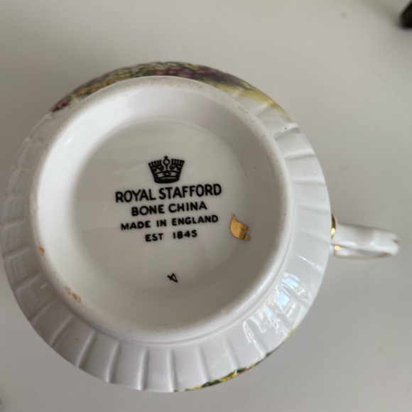 EUC Vtg Royal Stafford Teacup and Saucer with a Thatched Cottage and Garden - Picture 8 of 9